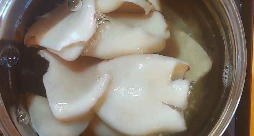 Легкий и полезный салат с кальмарами, яйцами и огурцами – фото-рецепт