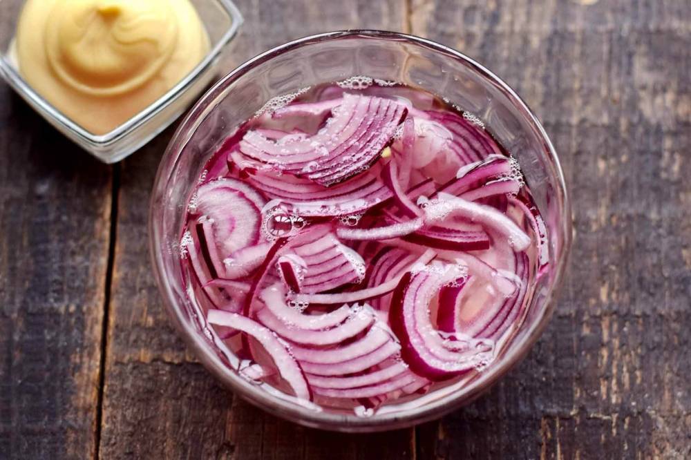 Легкий и полезный салат с кальмарами, яйцами и огурцами – фото-рецепт