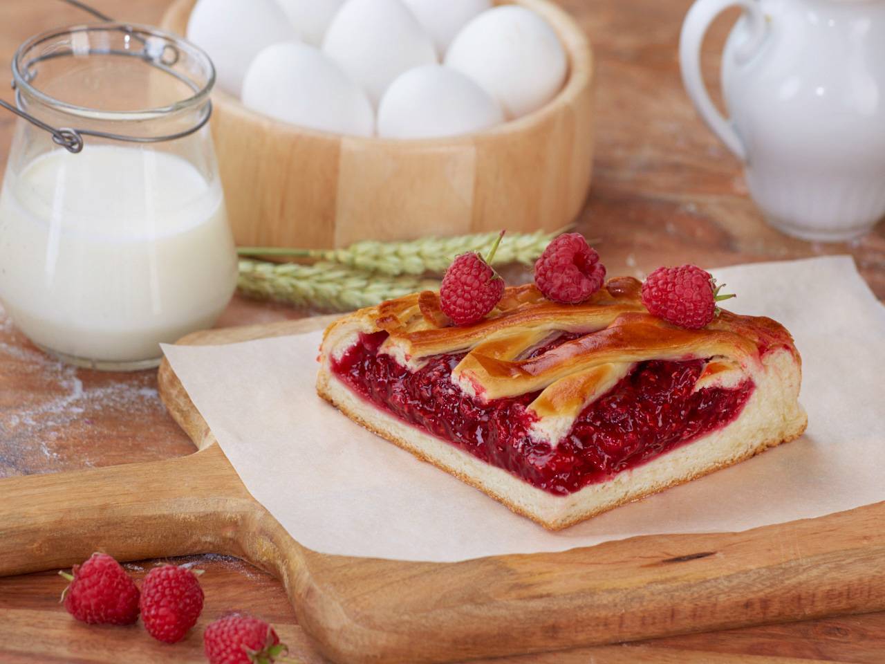 Пирог с замороженной малиной: 2 идеальных рецепта с фото