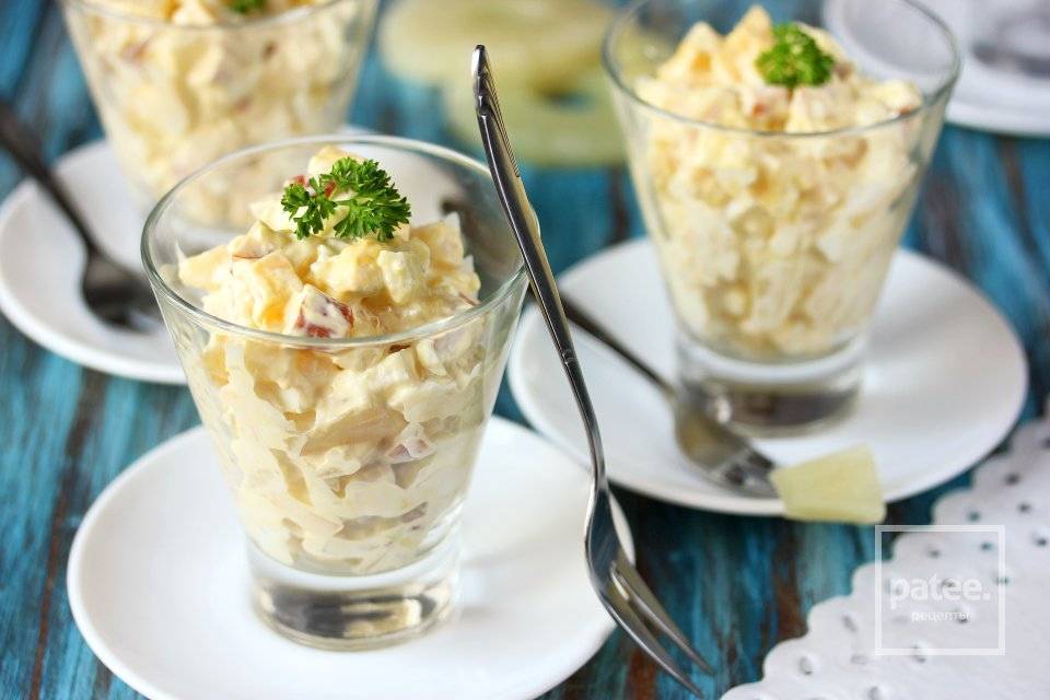 Салат с копченой курицей и ананасом