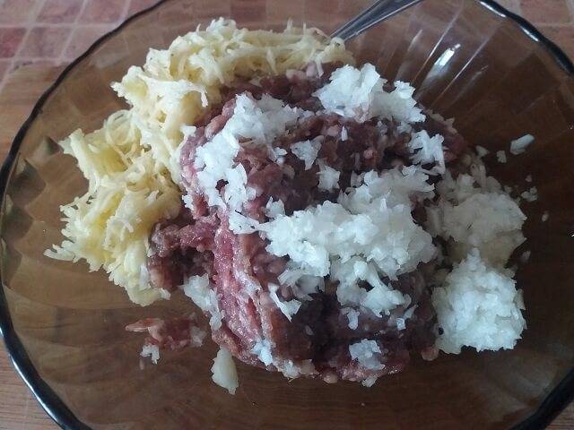 Стожки из фарша и картофеля в духовке