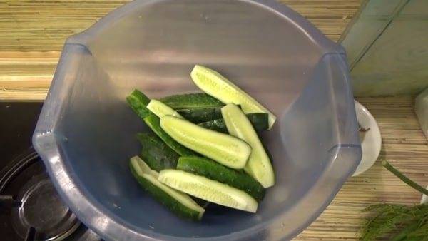 Малосольные огурцы в пакете