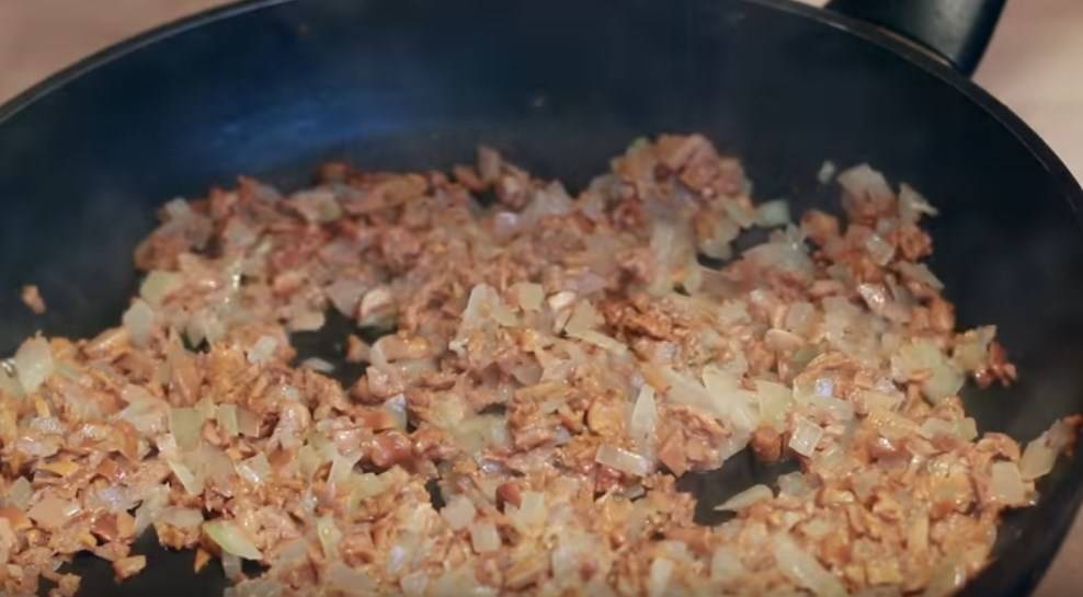 Салат с жареной куриной грудкой — это восхитительно!