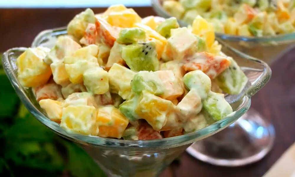 Салат с копченой курицей и ананасом