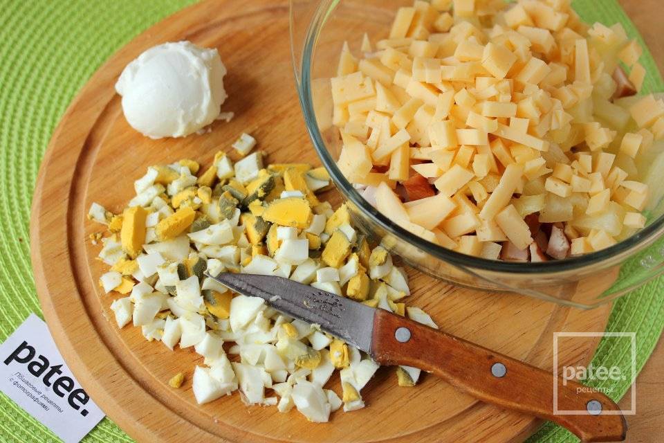 Салат с копченой курицей и ананасом