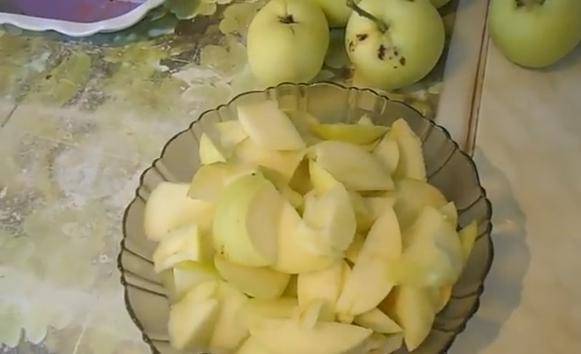 Пирог с яблоками в духовке: 7 фото рецептов