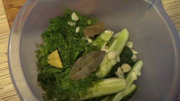 Малосольные огурцы в пакете