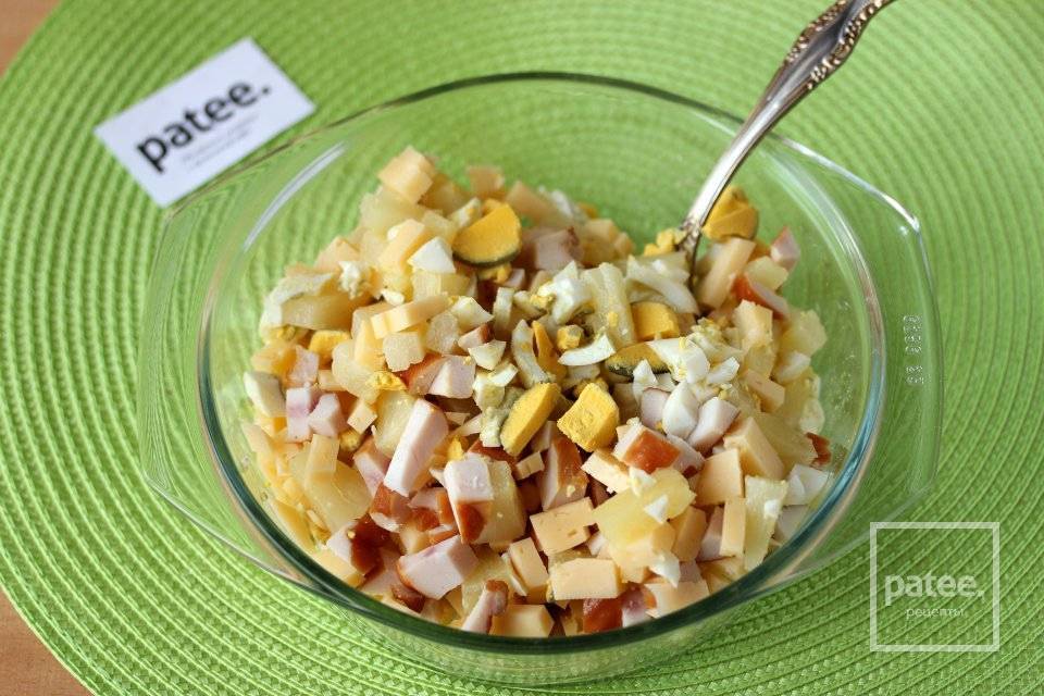 Салат с копченой курицей и ананасом