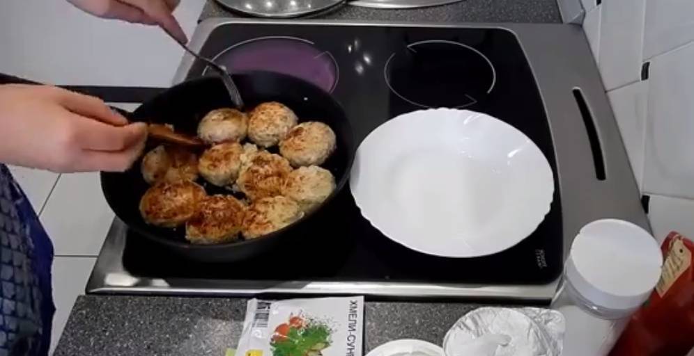 Тефтели со сметаной: на сковороде и в духовке, с томатной пастой