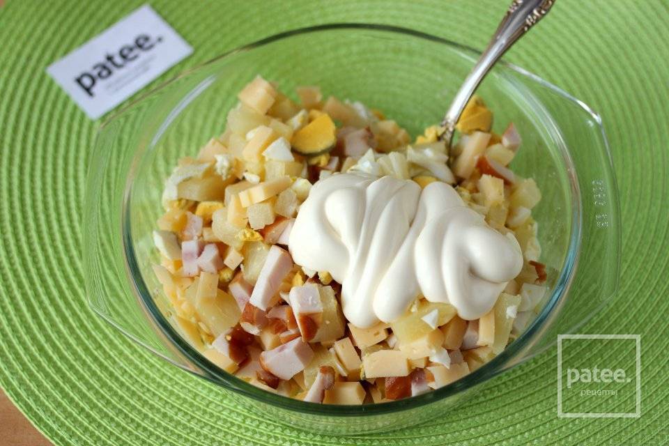 Салат с копченой курицей и ананасом