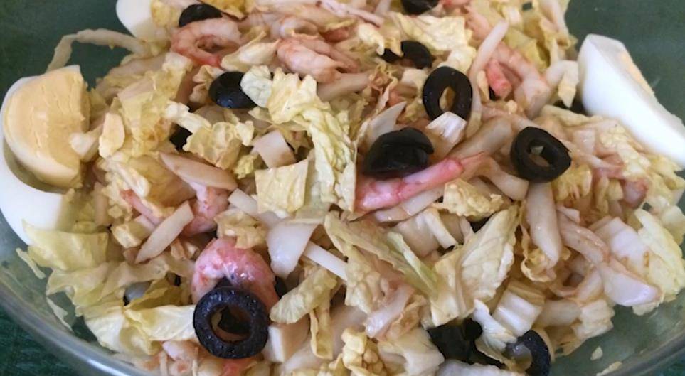 Легкий и полезный салат с кальмарами, яйцами и огурцами – фото-рецепт