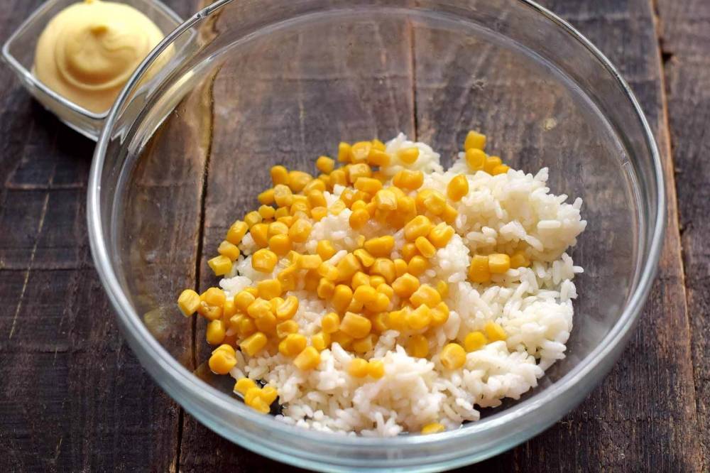 Легкий и полезный салат с кальмарами, яйцами и огурцами – фото-рецепт