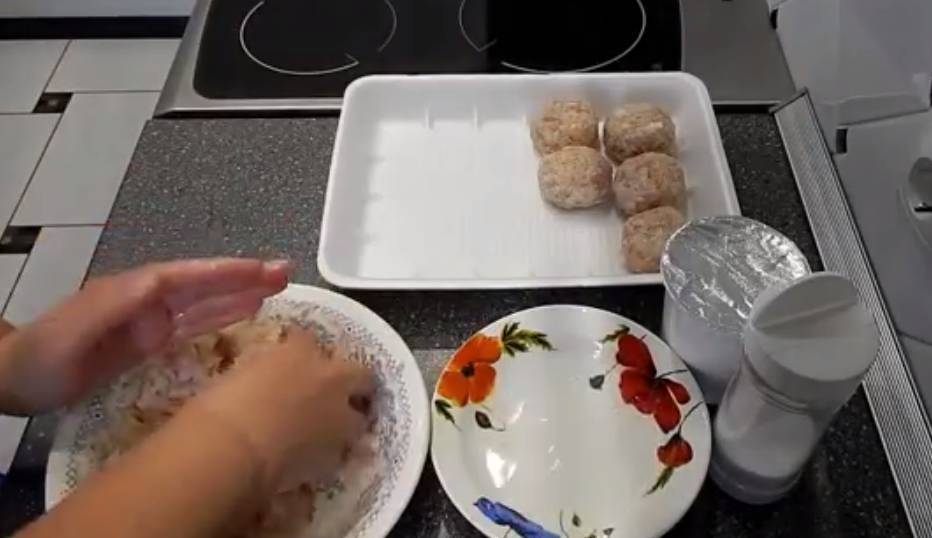 Тефтели со сметаной: на сковороде и в духовке, с томатной пастой