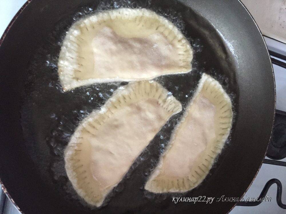 Сочные чебуреки из готового теста: 3 фото-рецепта