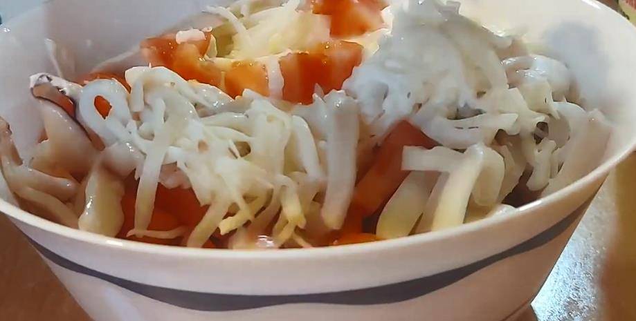 Легкий и полезный салат с кальмарами, яйцами и огурцами – фото-рецепт