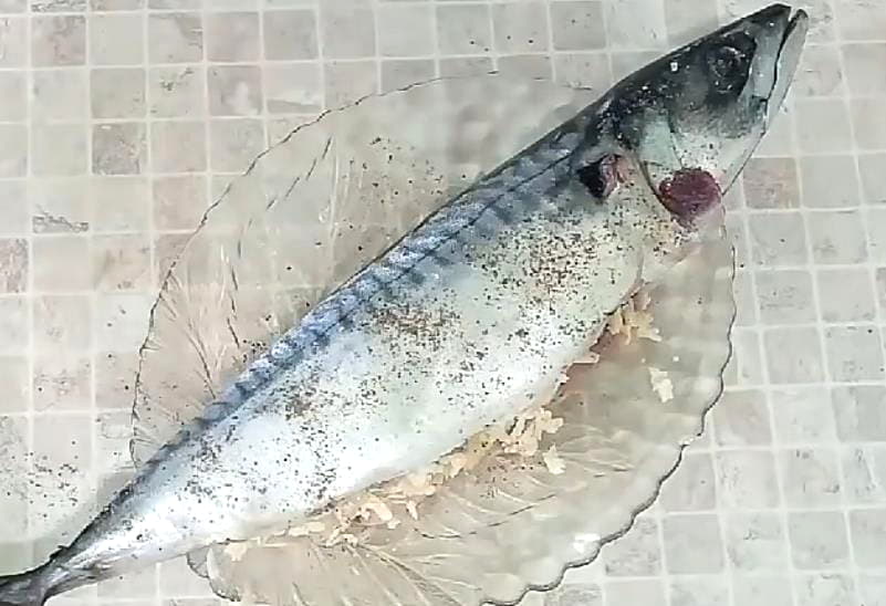 Скумбрия, фаршированная овощами в духовке