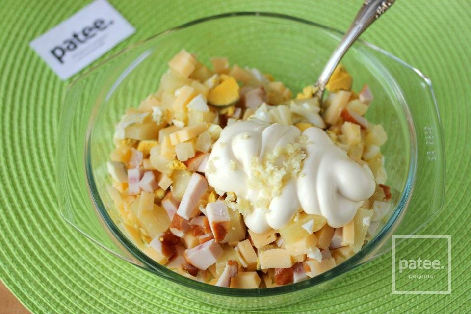 Салат с копченой курицей и ананасом