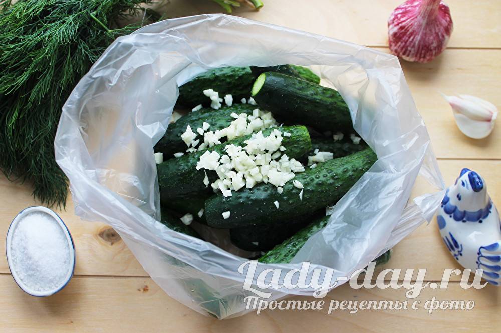 Как приготовить малосольные огурцы в пакете с чесноком?