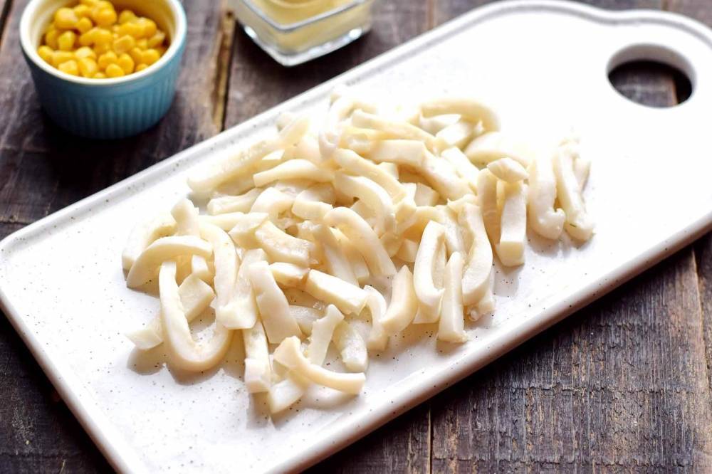 Легкий и полезный салат с кальмарами, яйцами и огурцами – фото-рецепт