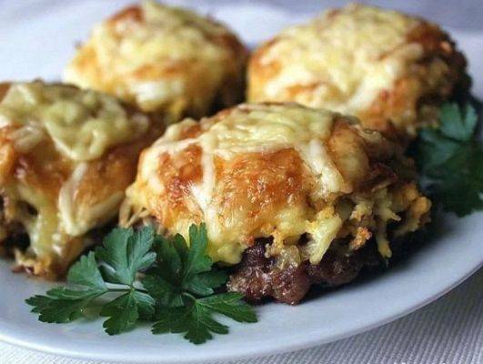Стожки из фарша и картофеля в духовке
