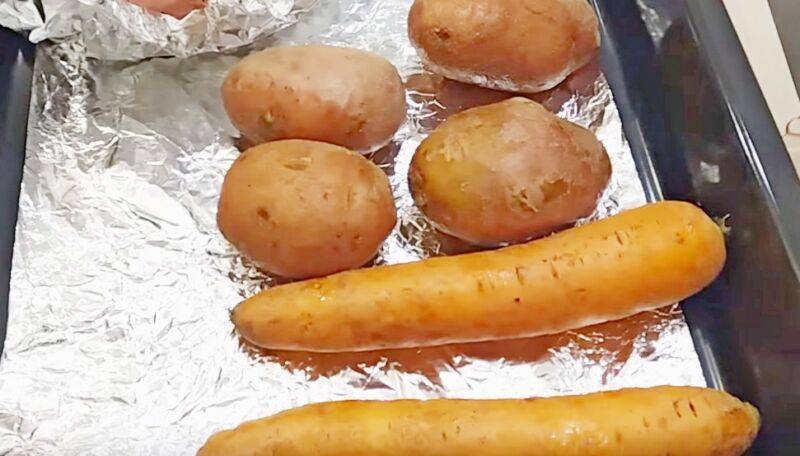 Универсальный салат с колбасой, помидорами и сыром — фото рецепт