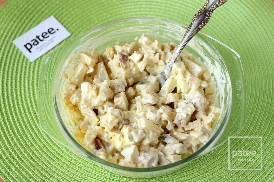 Салат с копченой курицей и ананасом