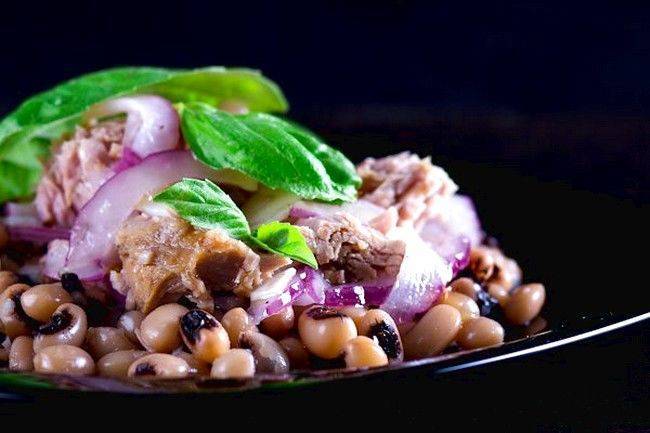 Салат с тунцом и фасолью – оригинальное сочетание: рецепт с фото и видео