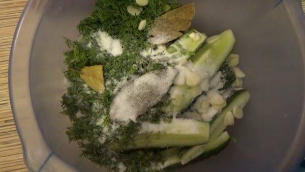 Малосольные огурцы в пакете