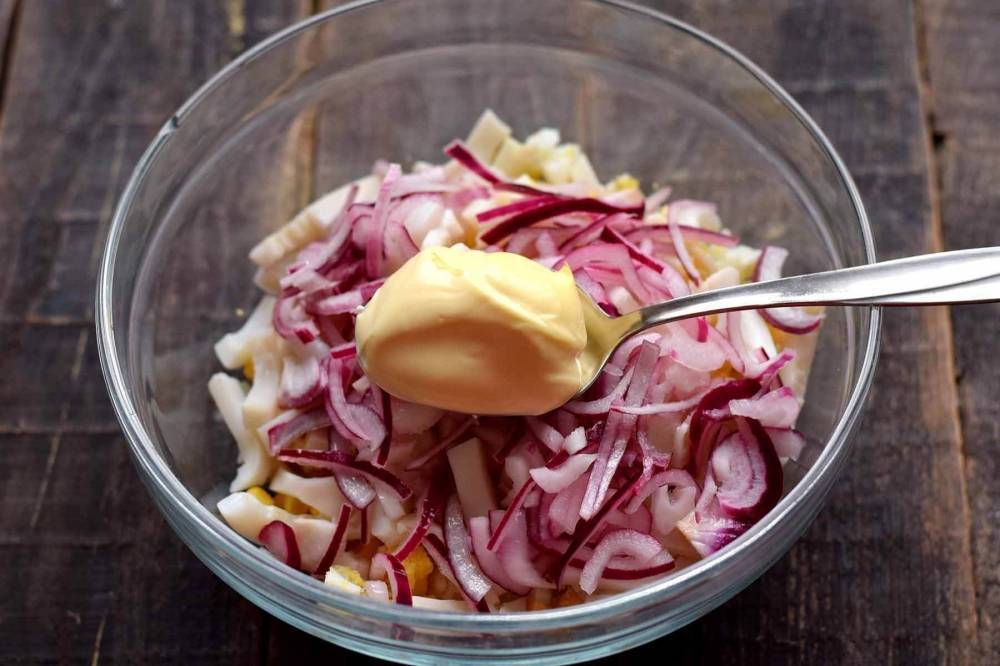 Легкий и полезный салат с кальмарами, яйцами и огурцами – фото-рецепт