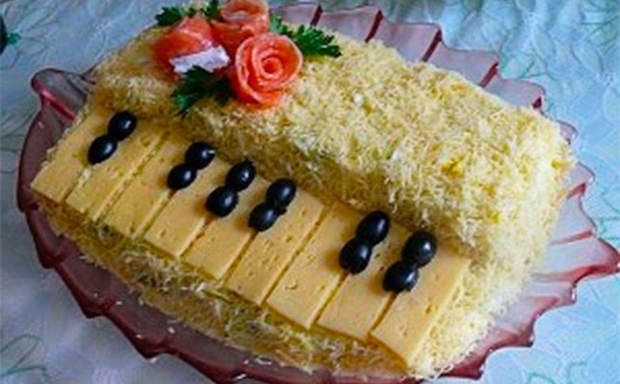 Салат с копченой курицей и ананасом