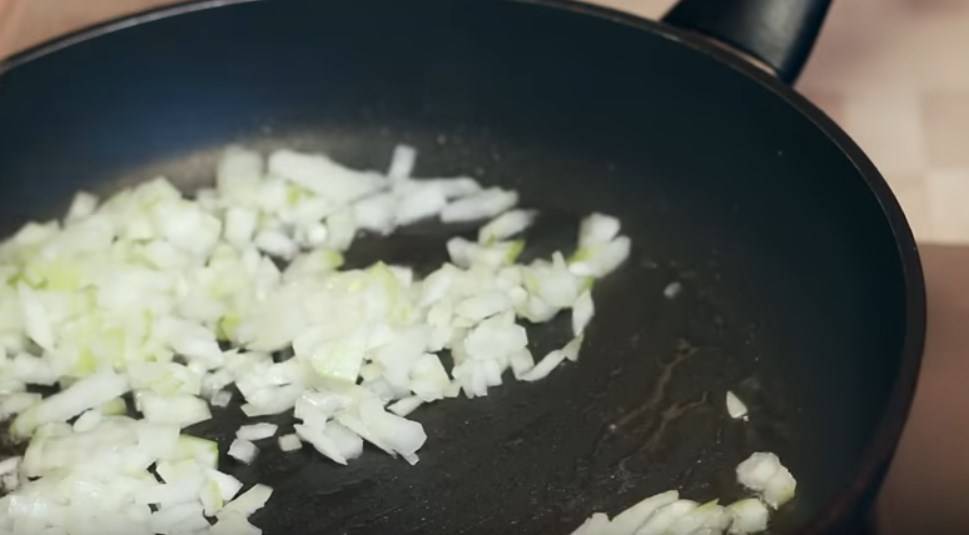 Салат с жареной куриной грудкой — это восхитительно!