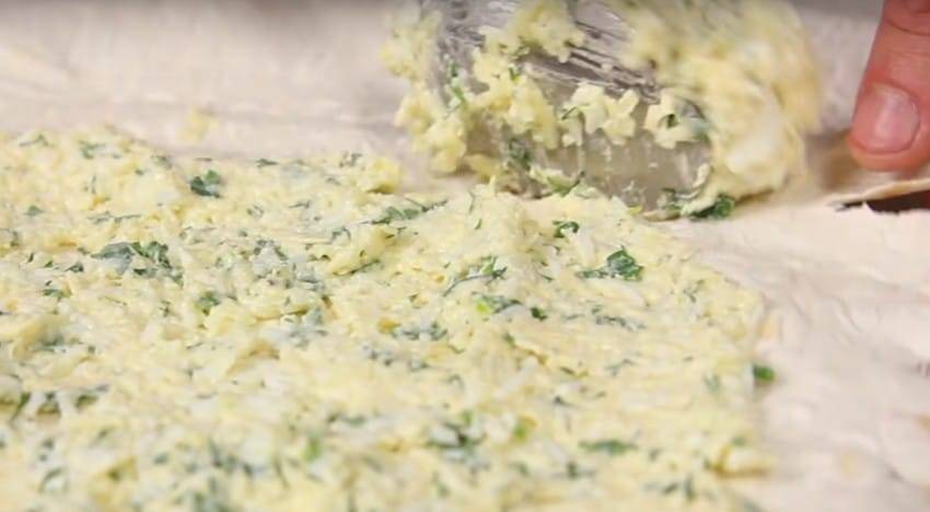 Еврейский салат с плавленым сыром, яйцом и чесноком