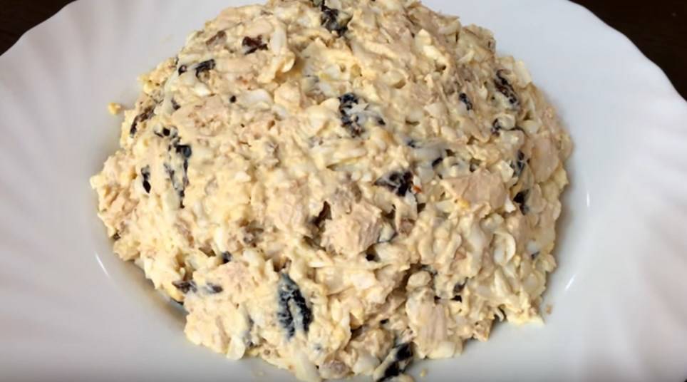 Салат с жареной куриной грудкой — это восхитительно!