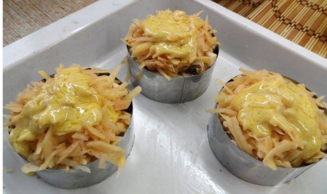 Стожки из фарша и картофеля в духовке