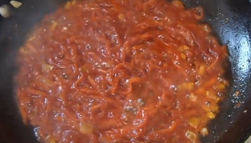 Тефтели со сметаной: на сковороде и в духовке, с томатной пастой