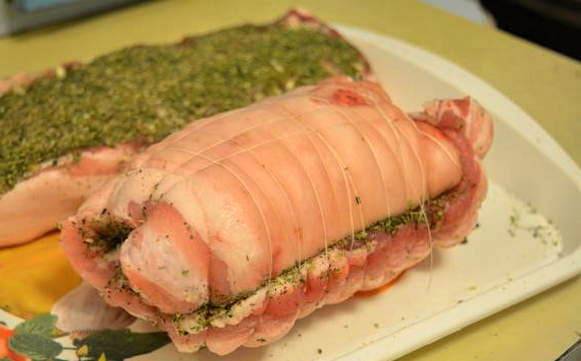 мясной рулет из свинины. рулет из грудинки запеченный в духовке. рулет из грудинки запеченный в духовке. грудка свиная фаршированная. свиной рулет.