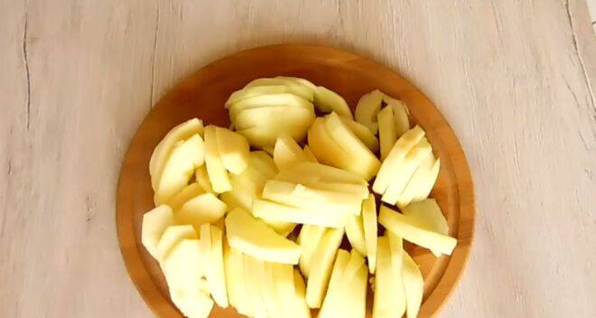 Пирог с яблоками в духовке: 7 фото рецептов