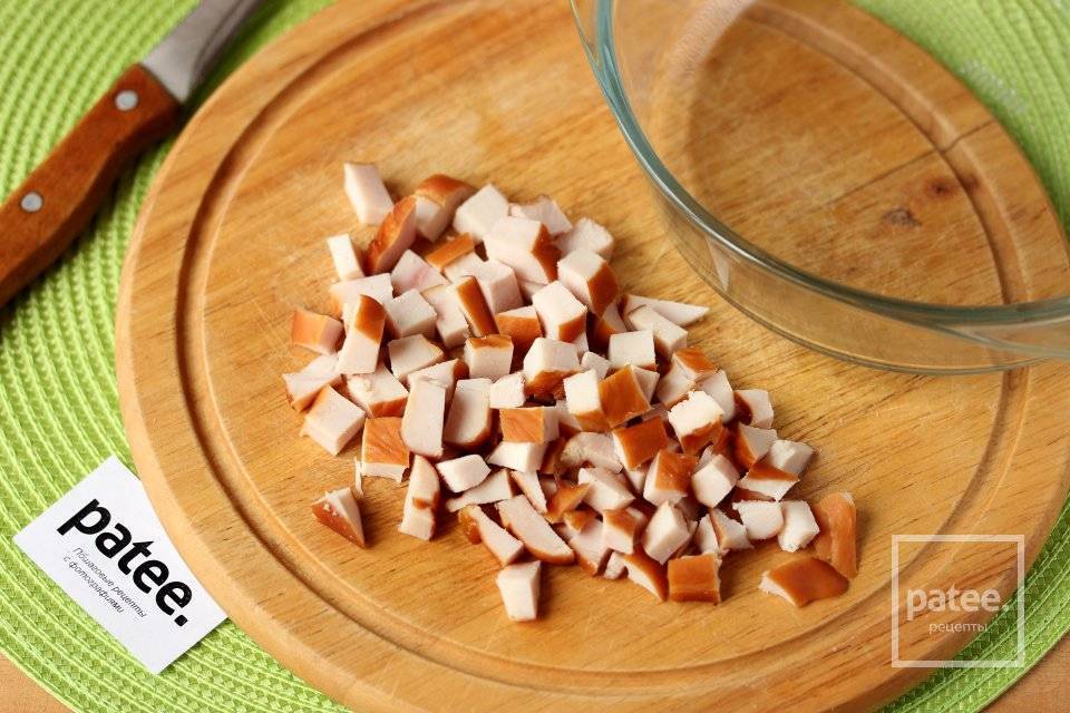 Салат с копченой курицей и ананасом