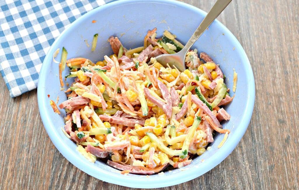 Салат с кукурузой и помидорами: 4 фото-рецепта полезной закуски