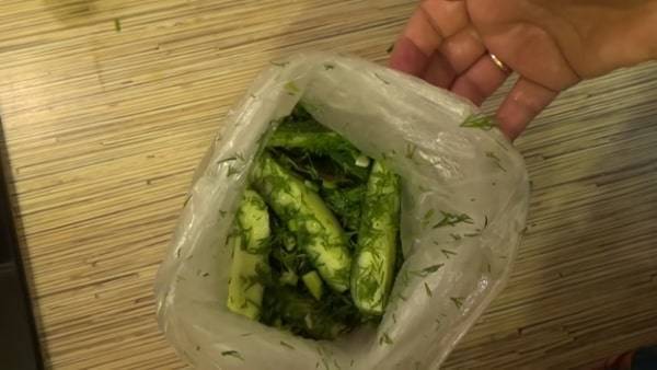 Малосольные огурцы в пакете