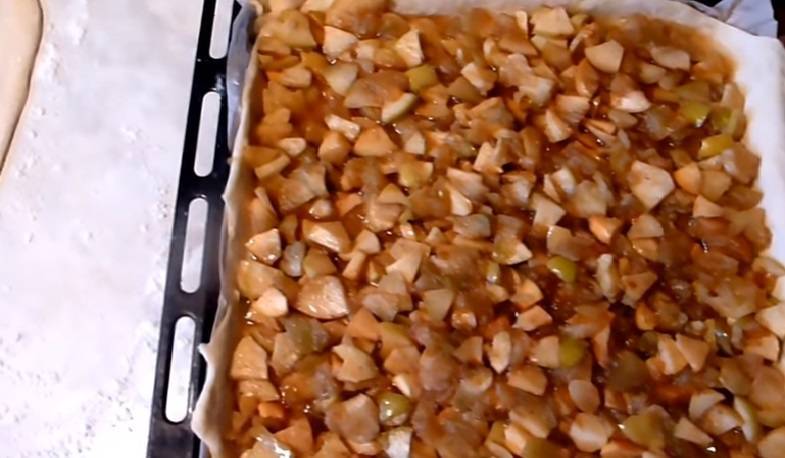 Пирог с яблоками в духовке: 7 фото рецептов