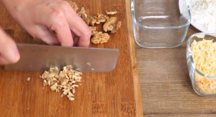 Универсальный салат с колбасой, помидорами и сыром — фото рецепт