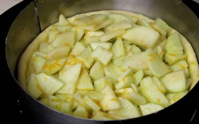 Пирог с яблоками в духовке: 7 фото рецептов