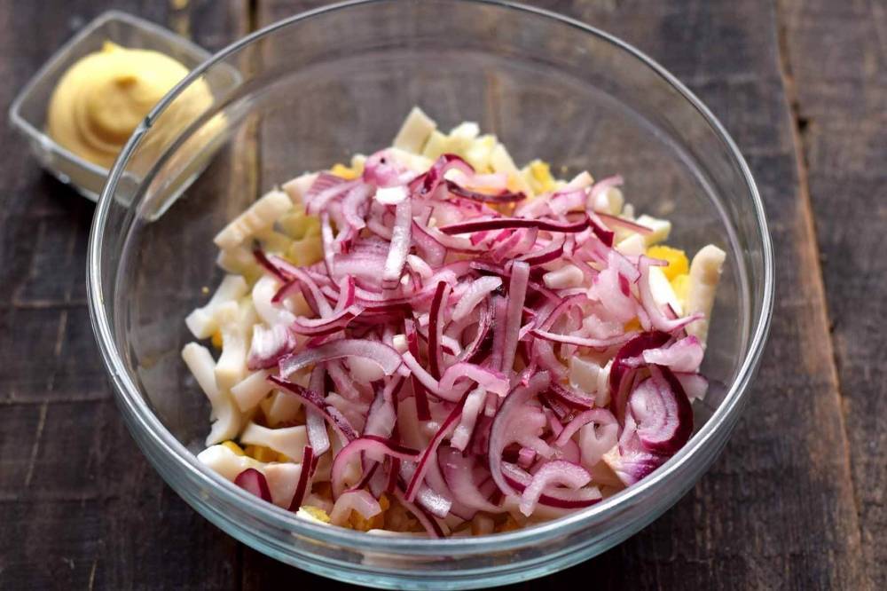 Легкий и полезный салат с кальмарами, яйцами и огурцами – фото-рецепт