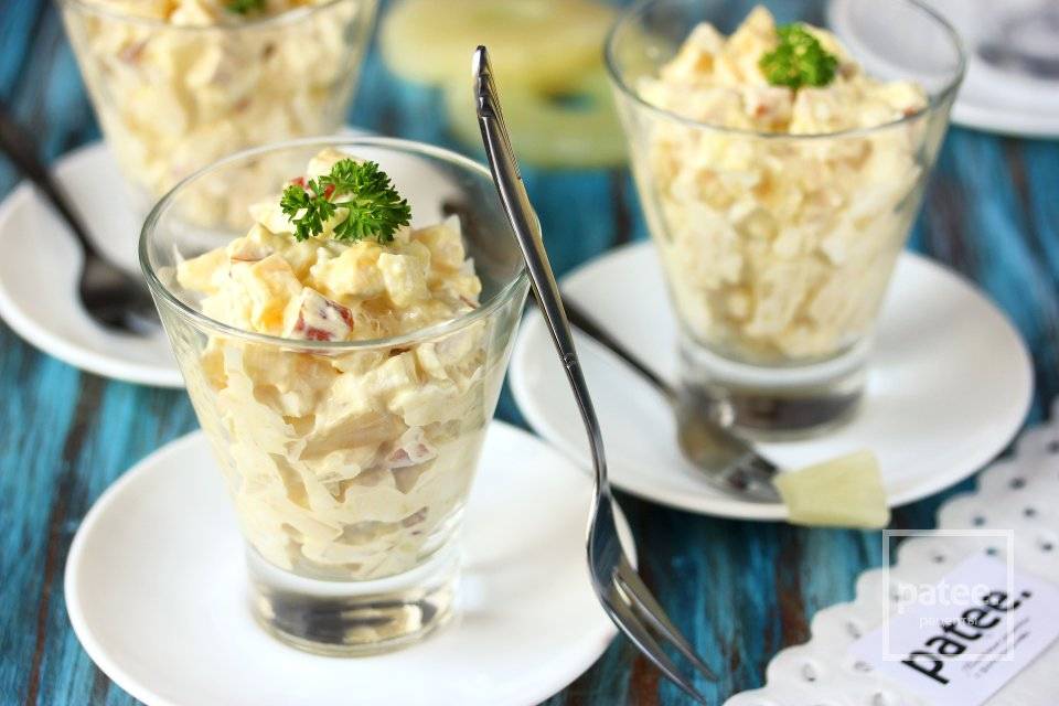 Салат с копченой курицей и ананасом