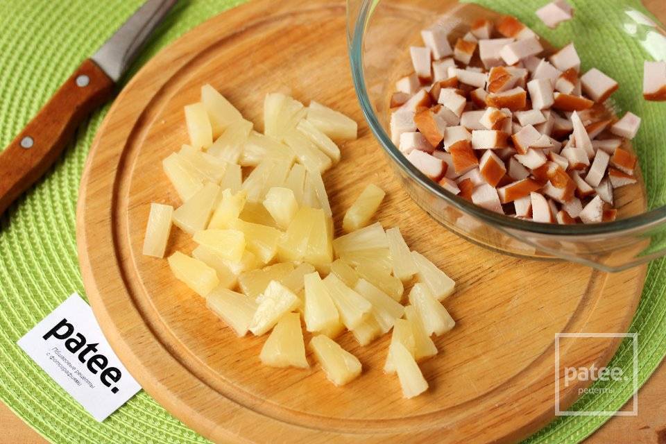Салат с копченой курицей и ананасом