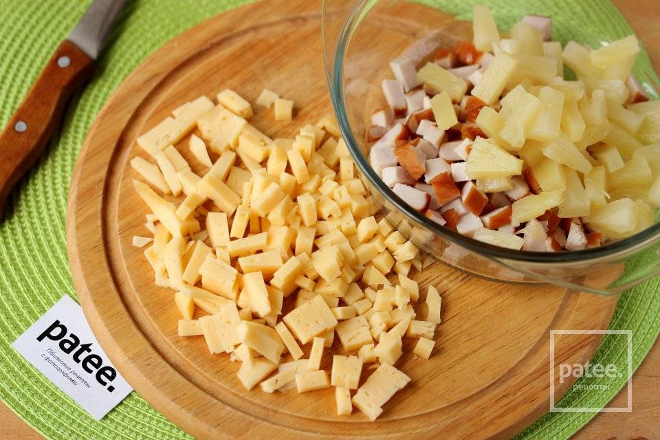 Салат с копченой курицей и ананасом