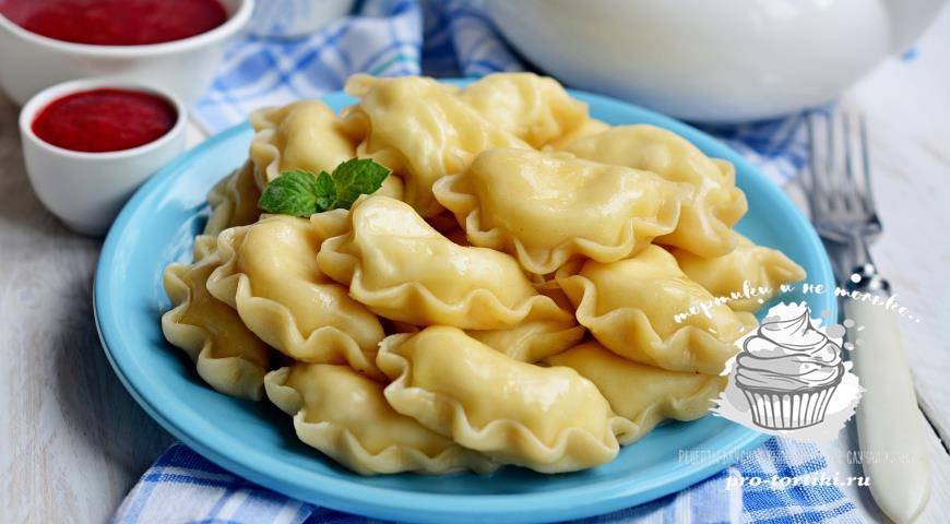 Тесто на вареники: 8 рецептов с водой, молоком, кипятком, кефиром и содой