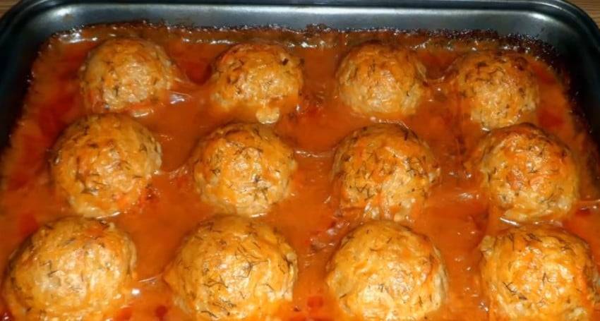 Тефтели со сметаной: на сковороде и в духовке, с томатной пастой