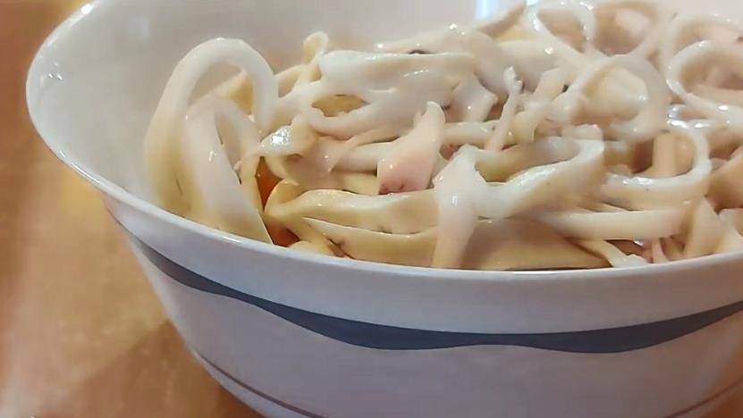 Легкий и полезный салат с кальмарами, яйцами и огурцами – фото-рецепт